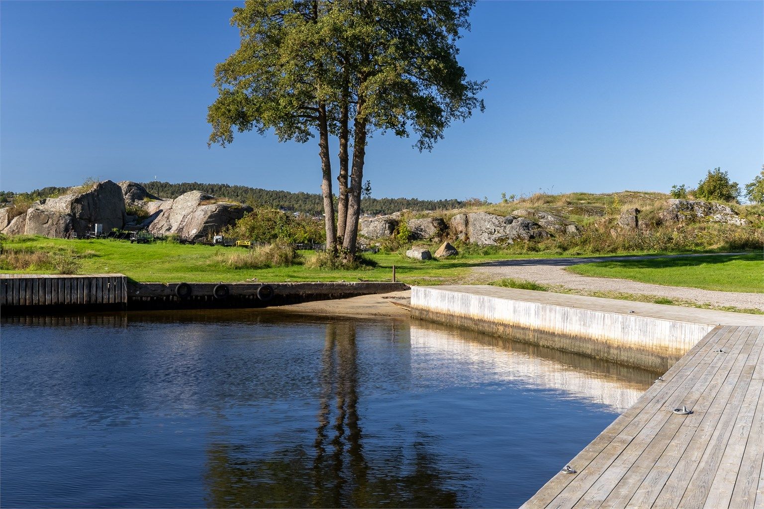 Bryggeanlegget har faste båtplasser og en egen gjestebrygge.