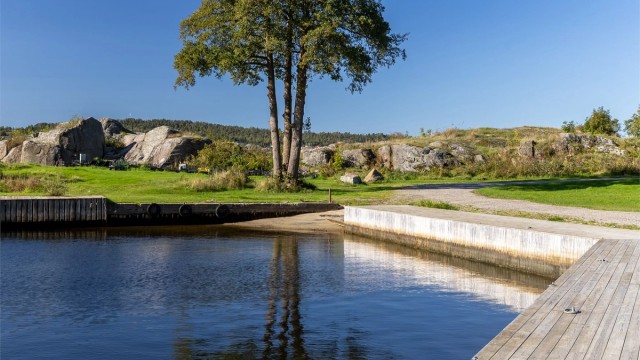 Bryggeanlegget har faste båtplasser og en egen gjestebrygge.
