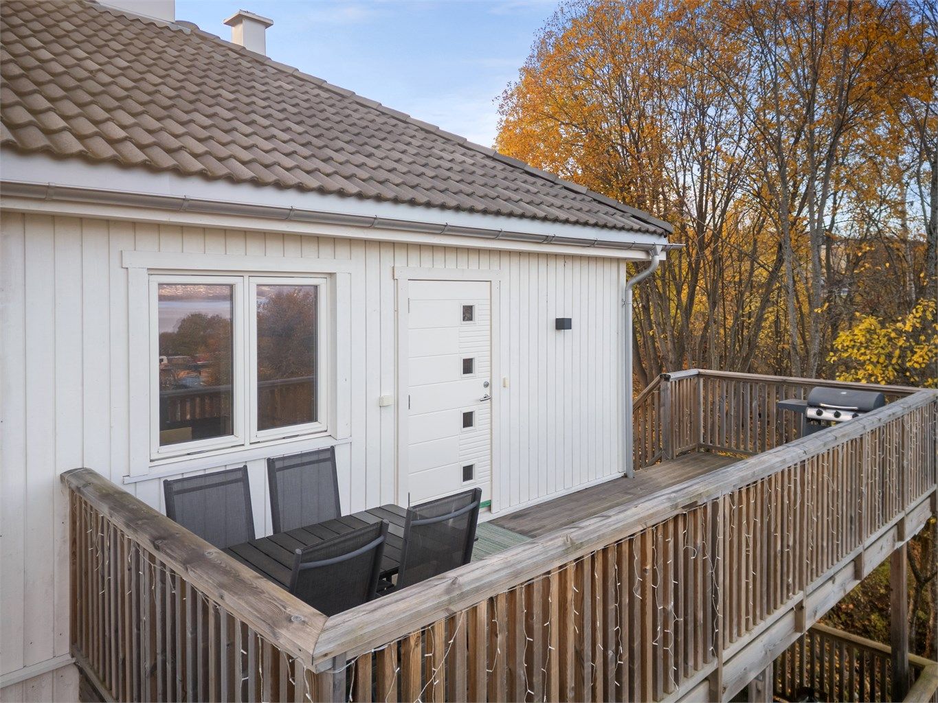 Hver av leilighetene i første og andre etasje har egen balkong med plass til sittegruppe. Mangler ferdigattest, tillatelse falt bort.