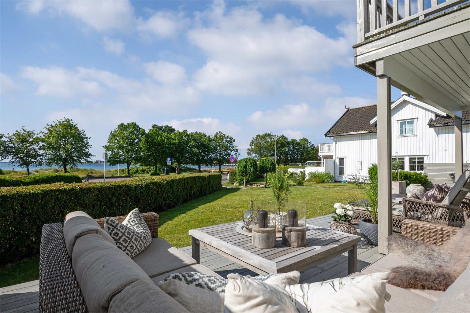 Belysning er montert, og terrassen har markiser, levegger for skjerming og et samlet areal på ca. 54 kvm.