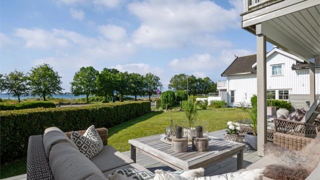 Belysning er montert, og terrassen har markiser, levegger for skjerming og et samlet areal på ca. 54 kvm.