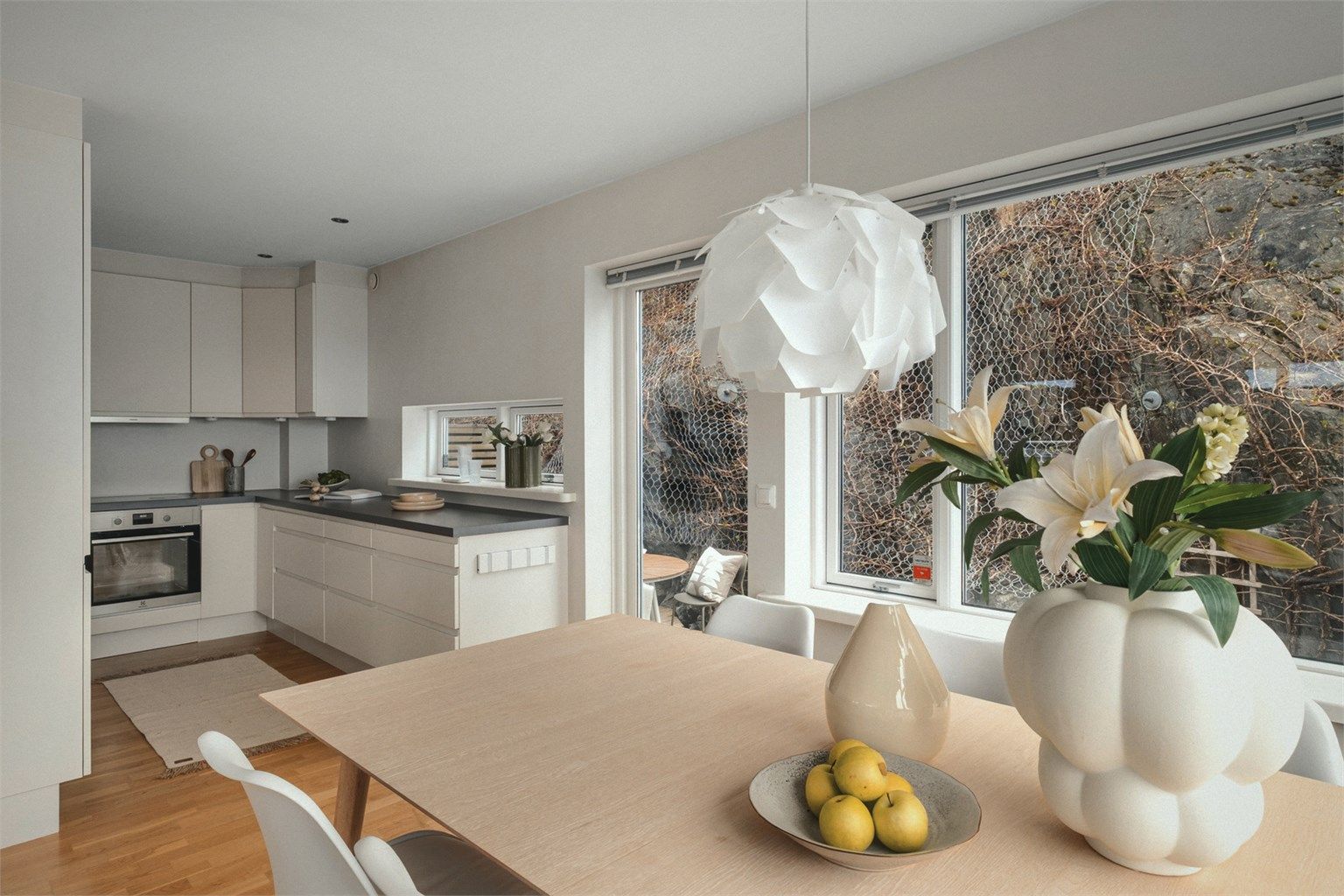 Fra kjøkkenet er det utgang til terrasse