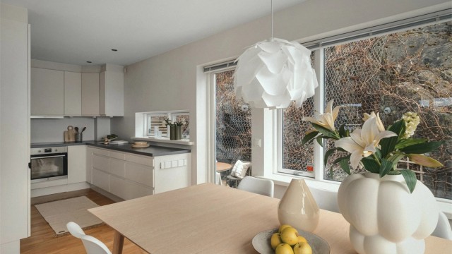 Fra kjøkkenet er det utgang til terrasse