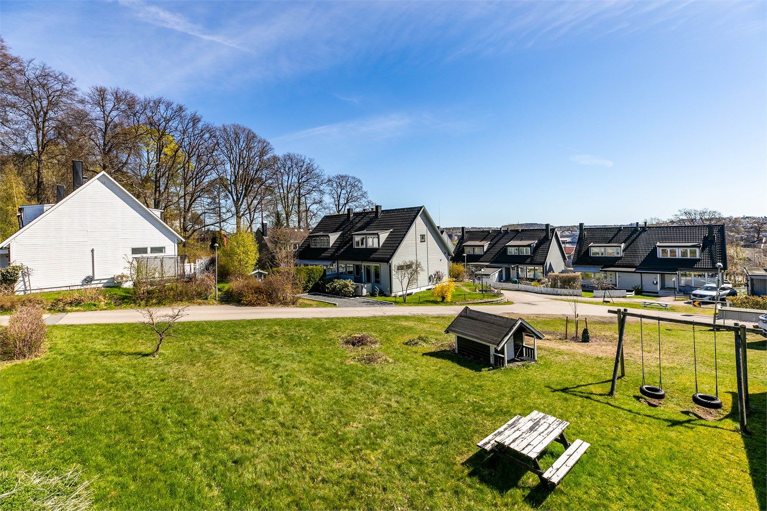 Nabolaget i denne delen av Anna Hagmans gate omtales gjerne som Fylkesmannshagen og har et utpreget rolig, barnevennlig miljø.