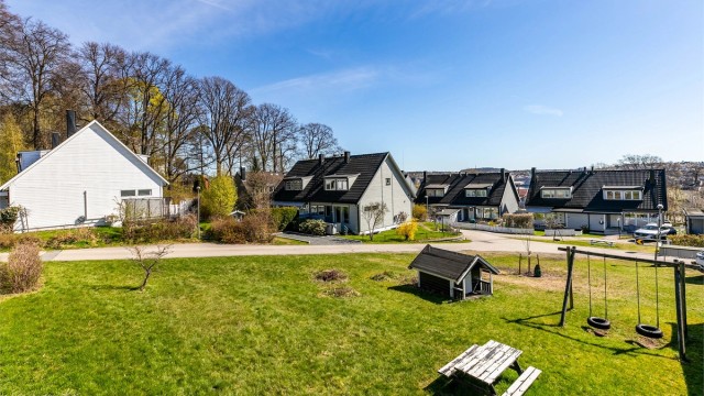 Nabolaget i denne delen av Anna Hagmans gate omtales gjerne som Fylkesmannshagen og har et utpreget rolig, barnevennlig miljø.
