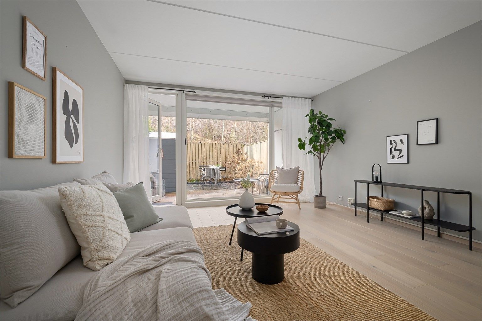 En tiltalende og gjennomført 2-roms selveier med god planløsning og to uteplasser