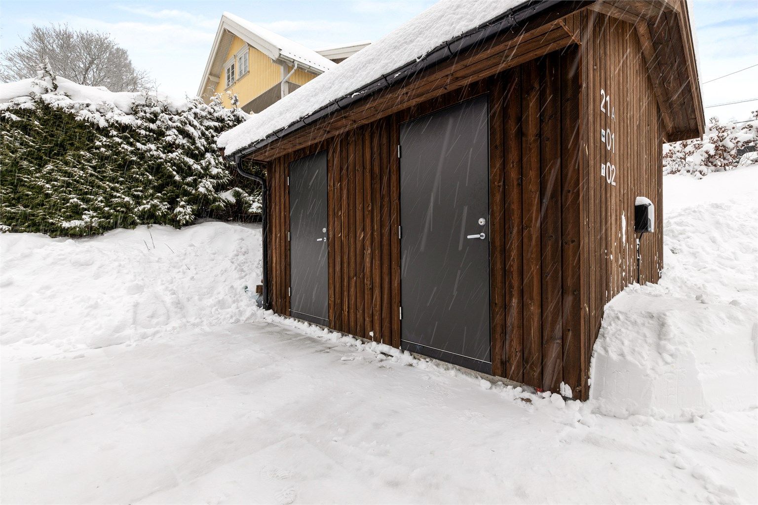 Boligen disponerer en utvendig bod med god lagringsplass.