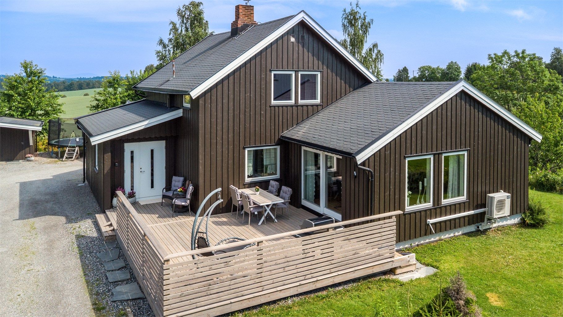 Eiendommen har en romslig, grusbelagt gårdsplass med god plass til parkering.