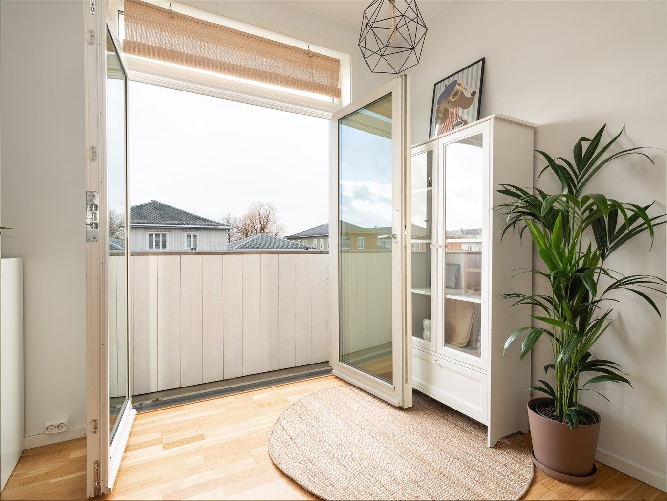 Åpne den franske balkongen og slipp morgensolen inn.