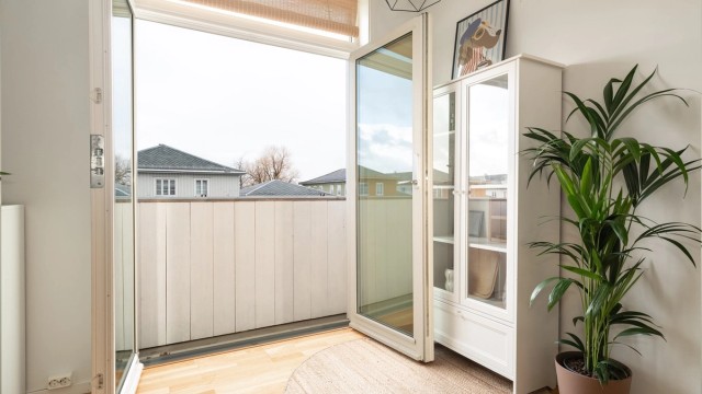 Åpne den franske balkongen og slipp morgensolen inn.