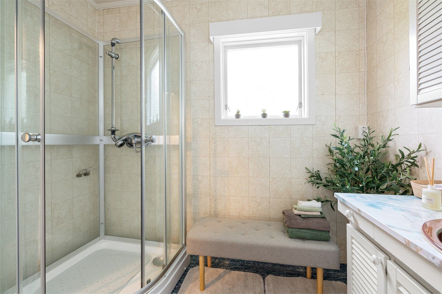 Det er opplegg for badekar på badet i hovedetasjen.