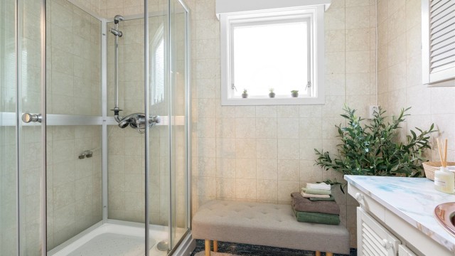 Det er opplegg for badekar på badet i hovedetasjen.
