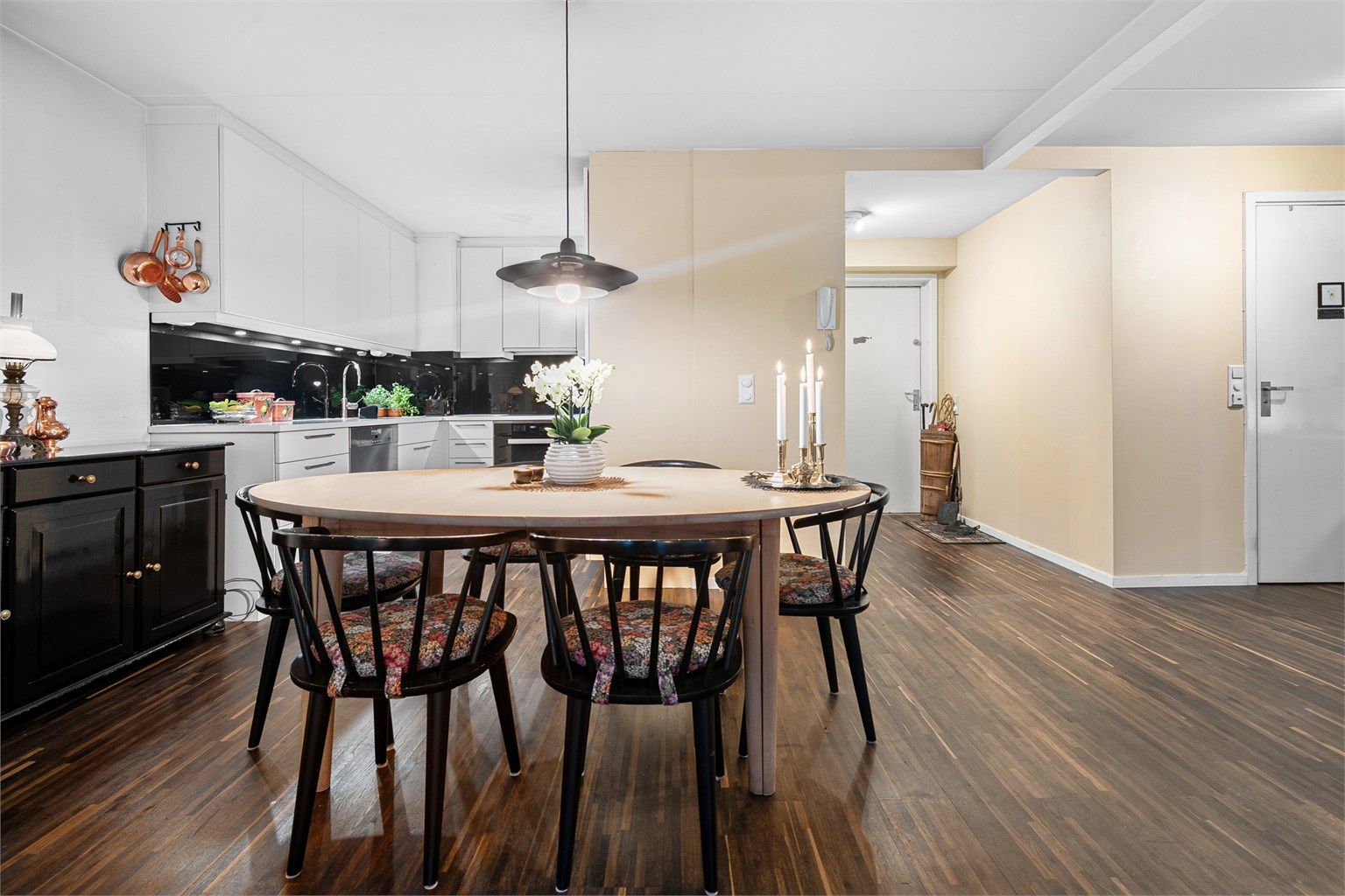 God plass til hyggelig spisegruppe med naturlig plassering mellom stuen og kjøkken. 