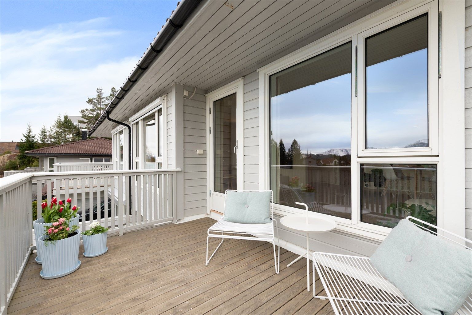 Balkongdøren i tre er fra byggeåret og kobler stuen og uteplassen sammen.