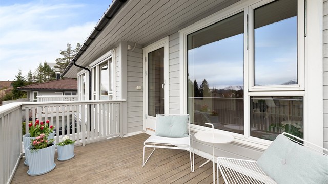 Balkongdøren i tre er fra byggeåret og kobler stuen og uteplassen sammen.