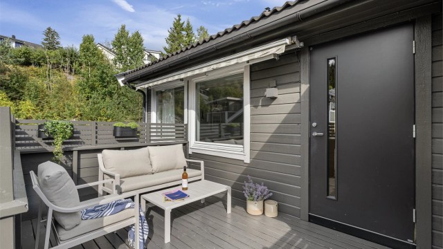 En skjermet og fin uteplass ved inngangspartiet. Koselig uteplass ønsker deg velkommen inn!