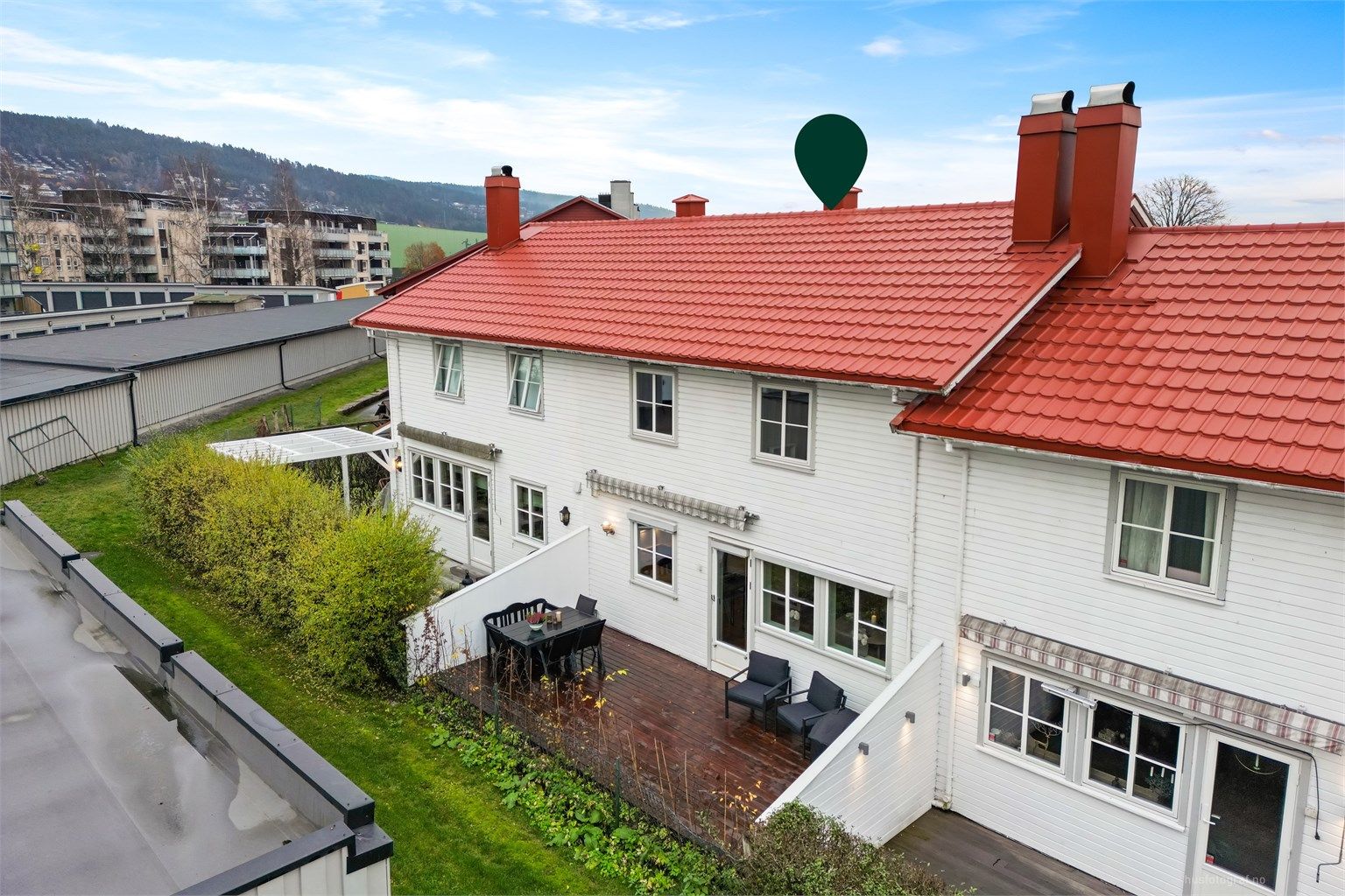 Med uteplasser på begge sider kan du enkelt velge mellom sol og skygge gjennom dagen.