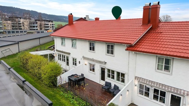 Med uteplasser på begge sider kan du enkelt velge mellom sol og skygge gjennom dagen.