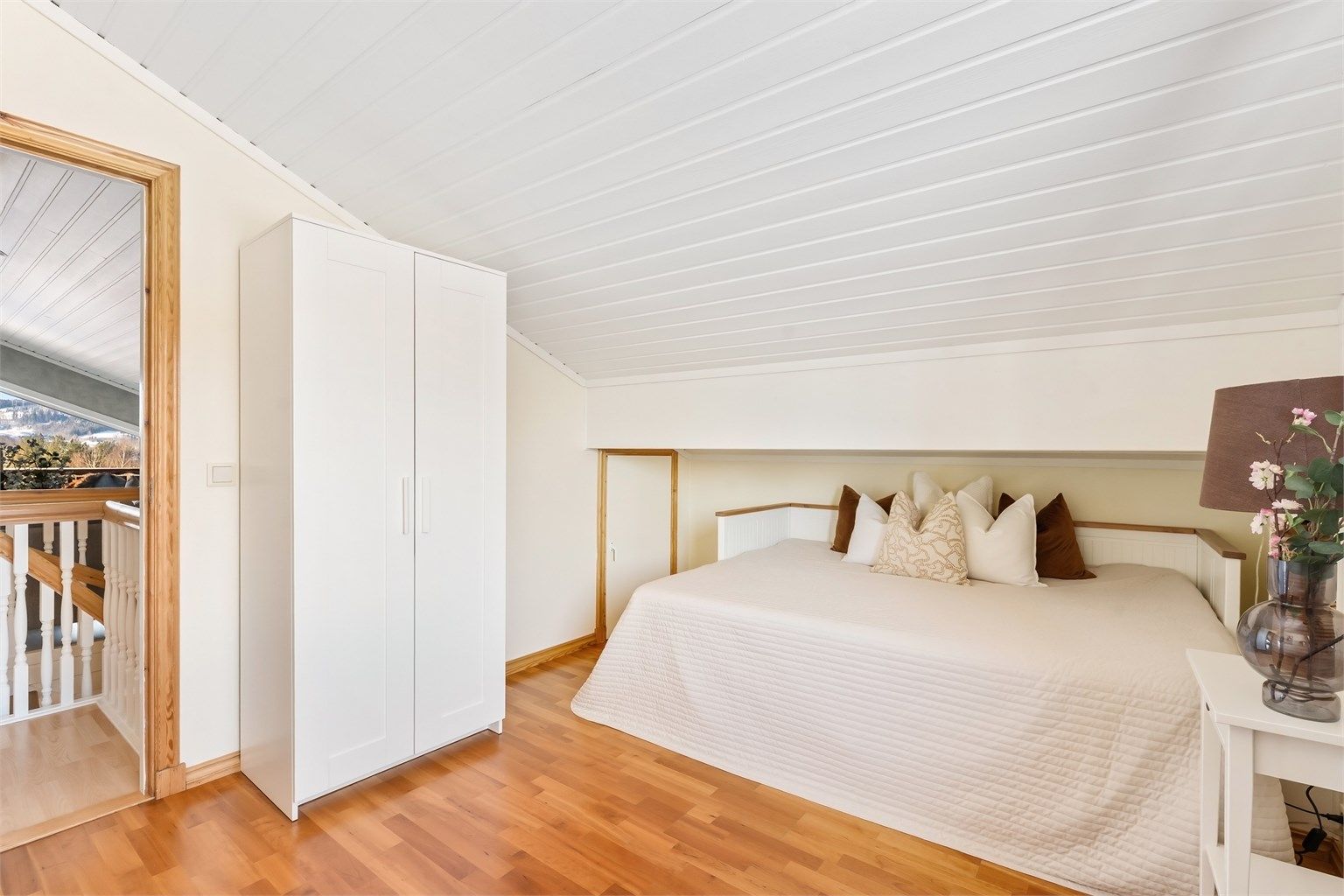 Smart utnyttelse av plassen under skråtaket gir rom for en seng eller lagring.