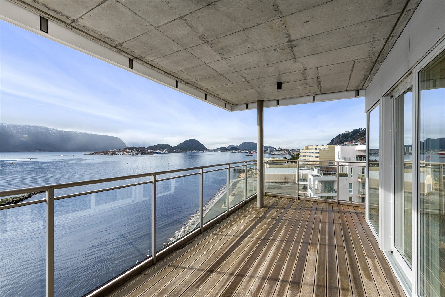Fantastisk utsikt fra den sydvestvendte balkongen mot Borgundfjorden hvor cruisetrafikken til og fra Ålesund havn kan nytes samt flott utsikt mot det kjente Slinningsbåle