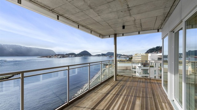 Fantastisk utsikt fra den sydvestvendte balkongen mot Borgundfjorden hvor cruisetrafikken til og fra Ålesund havn kan nytes samt flott utsikt mot det kjente Slinningsbåle