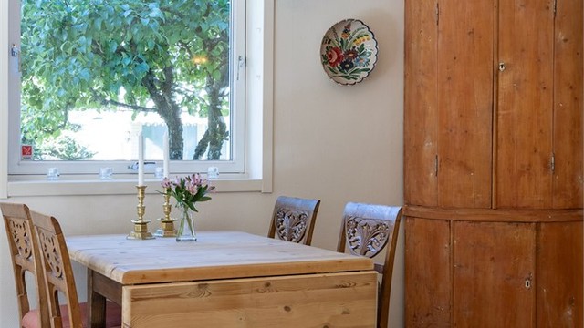 Fordelene med endeleiligheten blir raskt synlig i stuen. Her får du et fint vindu i gavlveggen som gir ustyn mot det velstelte tunet fra spisestuen.