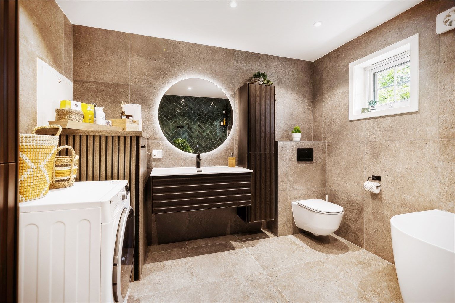 Lekkert bad fra 2025 med moderne farge- og materialvalg på både innredning og fliser 