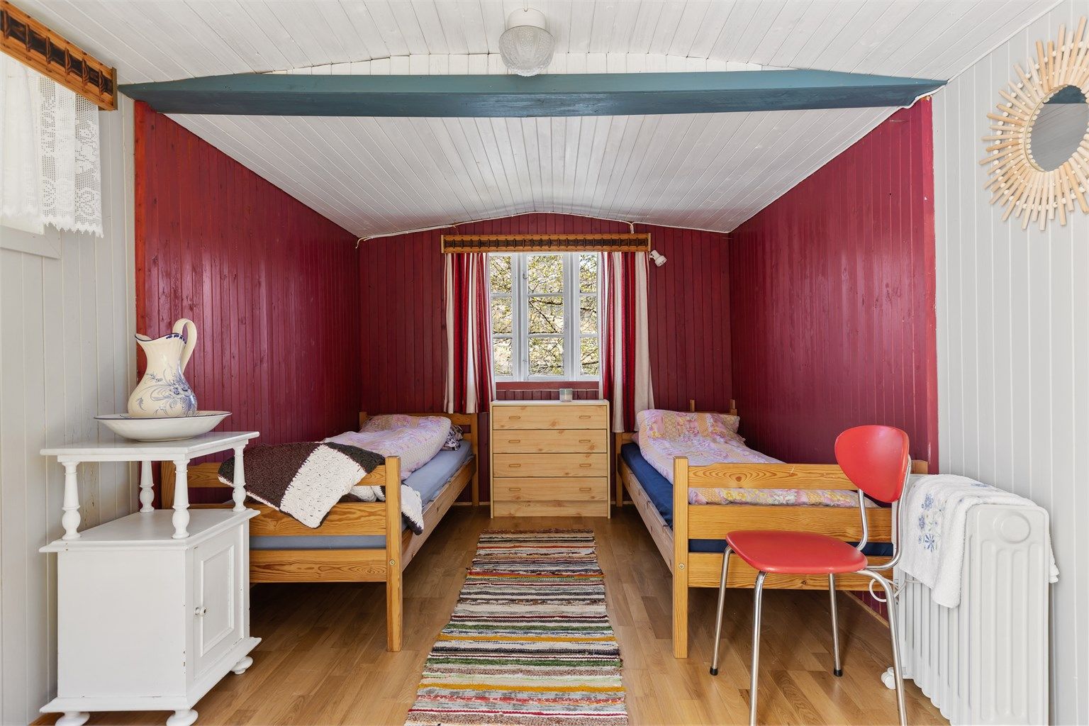 Annekset er innredet med soveplasser og fungerer som et hyggelig gjesterom. Det gjøres oppmerksom på at det ikke foreligger godkjenning/tegninger over annekset.