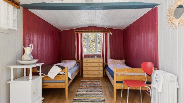 Annekset er innredet med soveplasser og fungerer som et hyggelig gjesterom. Det gjøres oppmerksom på at det ikke foreligger godkjenning/tegninger over annekset.