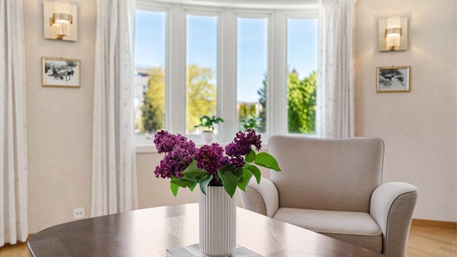 Leiligheten har vannbåren varme i gulv i entré, kjøkken, stue og bad/vaskerom. I tillegg er det balansert ventilasjon for et bedre inneklima.