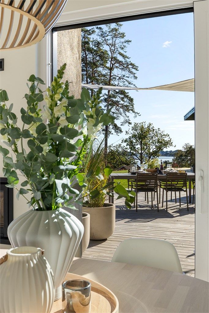 Hytta er helt ny, slik at du kan nyte sommeren umiddelbart.