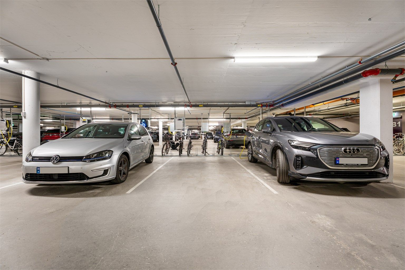 Det medfølger parkeringsplass i lukket garasjeanlegg med EL-bil lader. 