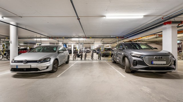 Det medfølger parkeringsplass i lukket garasjeanlegg med EL-bil lader.
