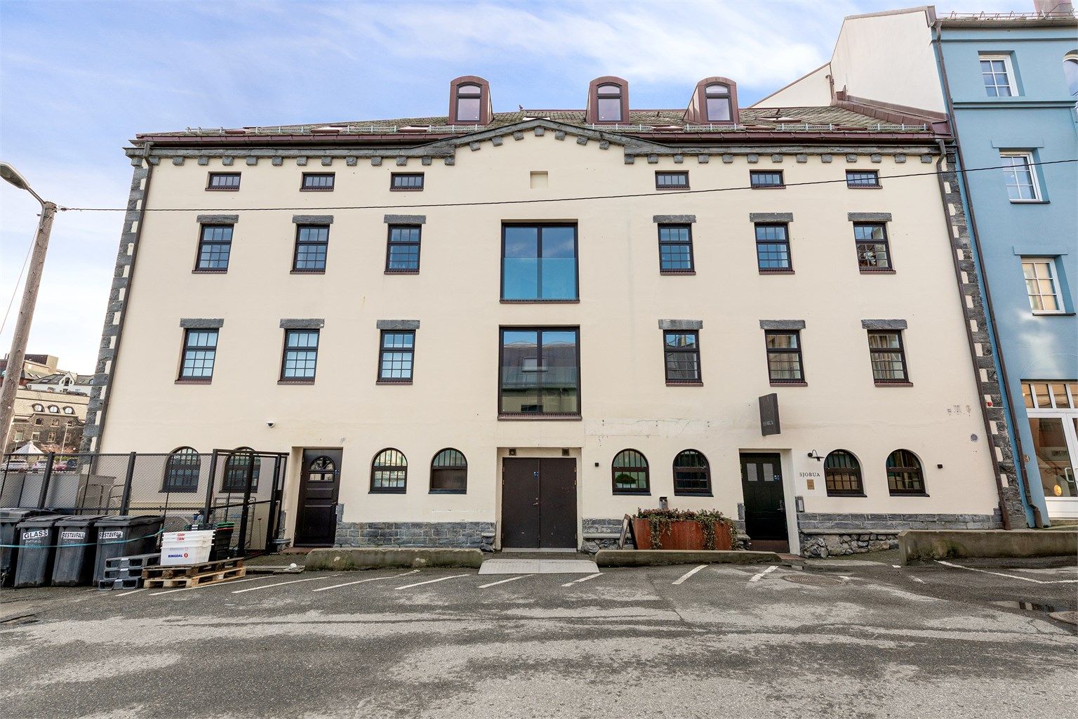 Leiligheten ligger i en klassisk bygård fra 1906, sentralt i Ålesund