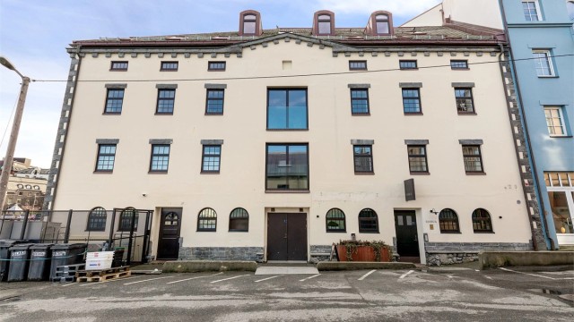 Leiligheten ligger i en klassisk bygård fra 1906, sentralt i Ålesund