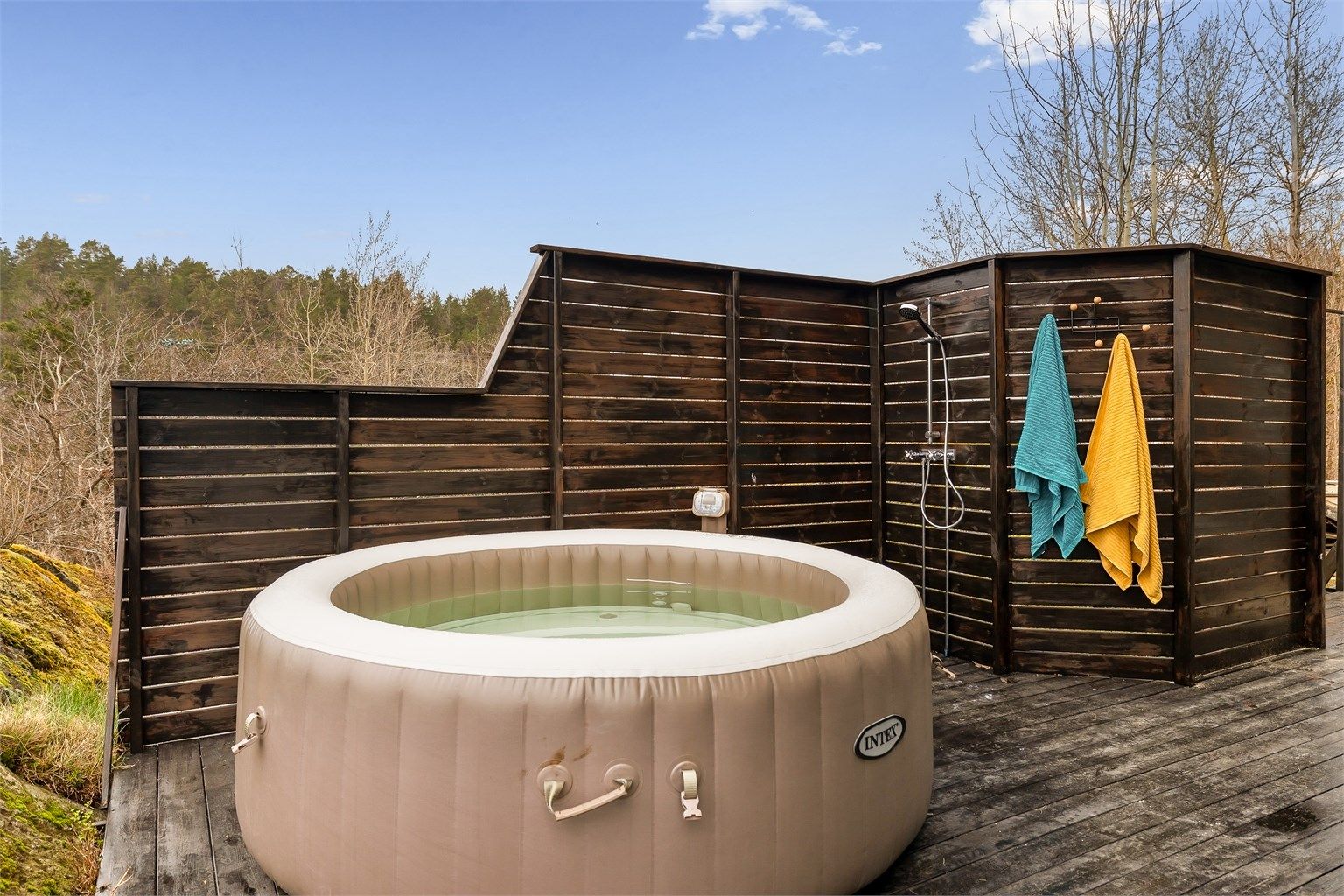 En utedusj er praktisk for å skylle av saltvann og sand mellom tærne etter et bad.