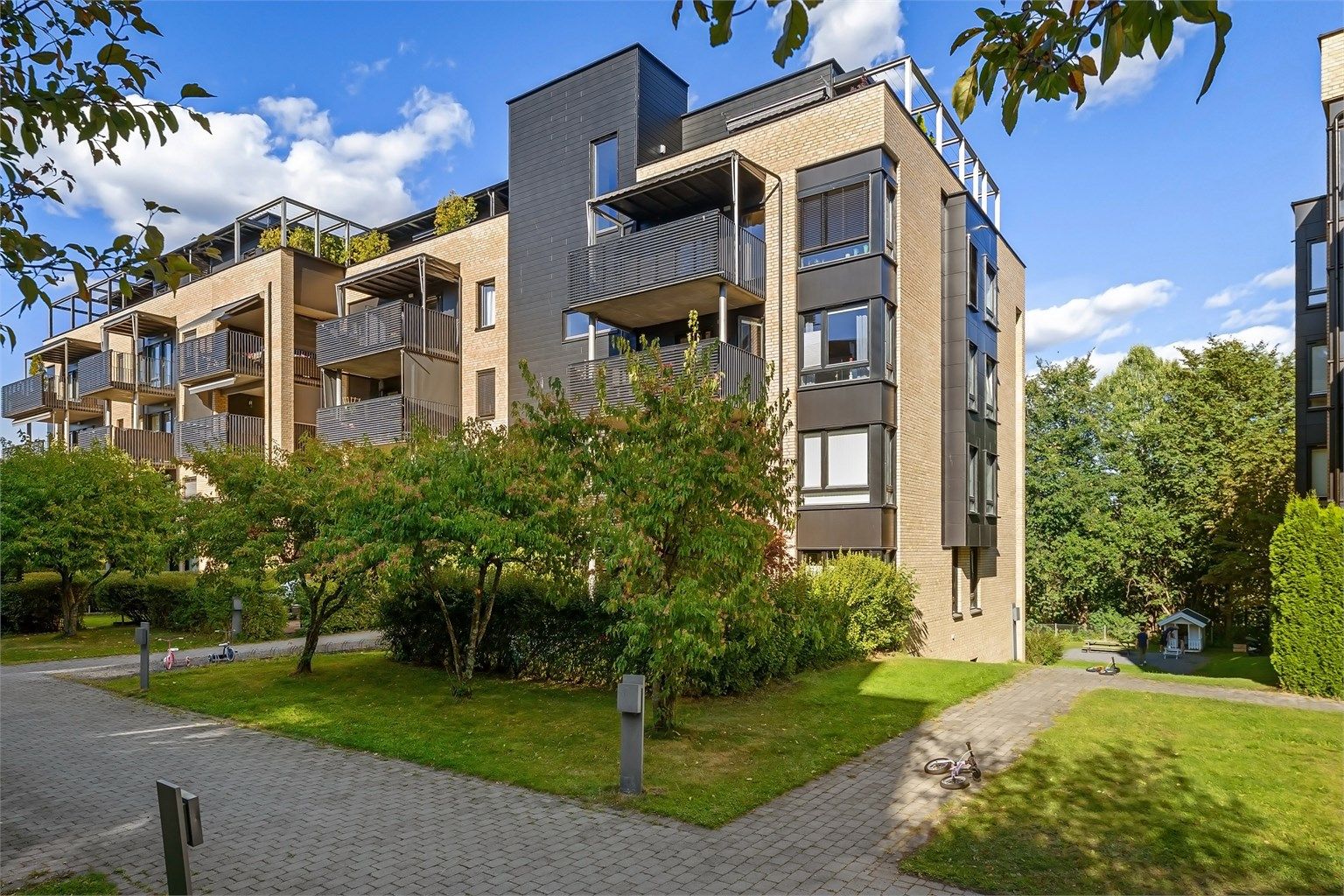 Beliggenheten er både rolig og sentral, midt mellom Røa og Ullerntoppen