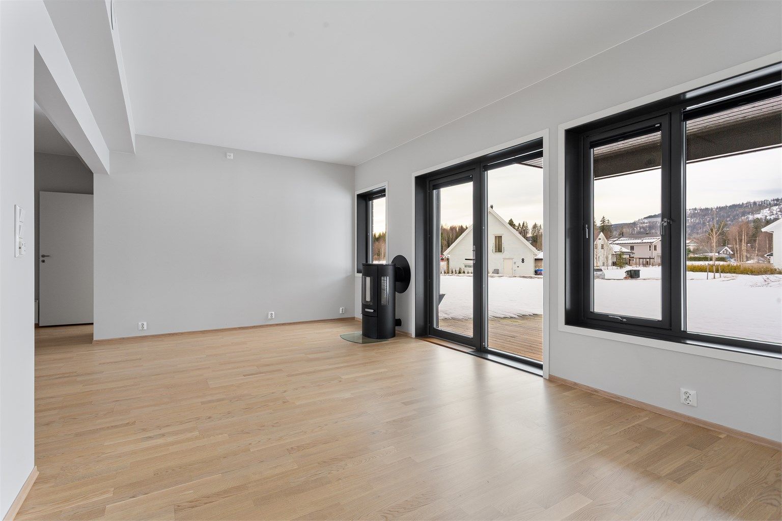 Fra stuen er det direkte utgang til en romslig terrasse på 22 m².