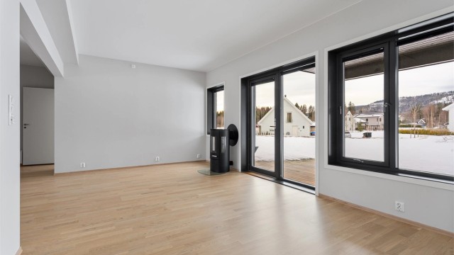 Fra stuen er det direkte utgang til en romslig terrasse på 22 m².