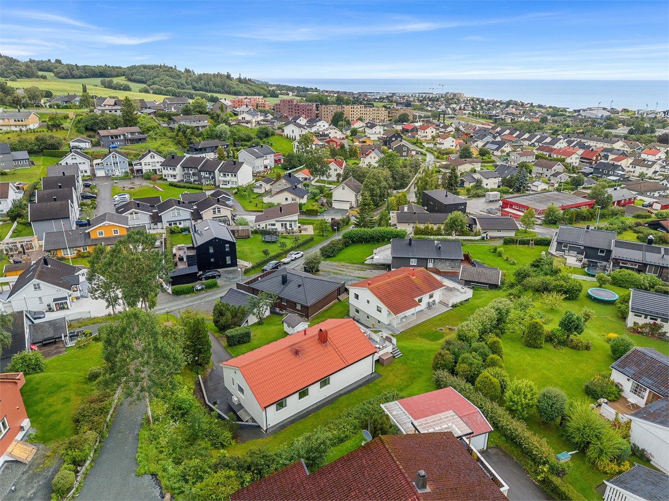 Det er lagt varmekabler i gårdsplassen foran garasjen. Hvit garasje i bildet. 
Gårdsplassen har plass til flere biler i tillegg til enkeltgarasjen. 