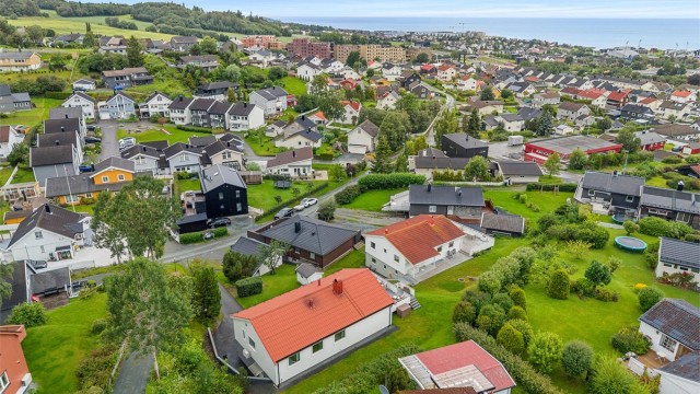 Det er lagt varmekabler i gårdsplassen foran garasjen. Hvit garasje i bildet.
Gårdsplassen har plass til flere biler i tillegg til enkeltgarasjen.