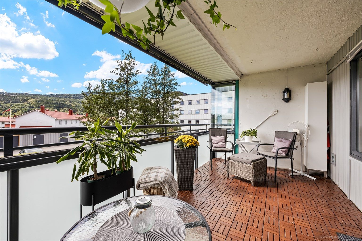 Sør-vendt innglasset balkong på ca. 14 kvm