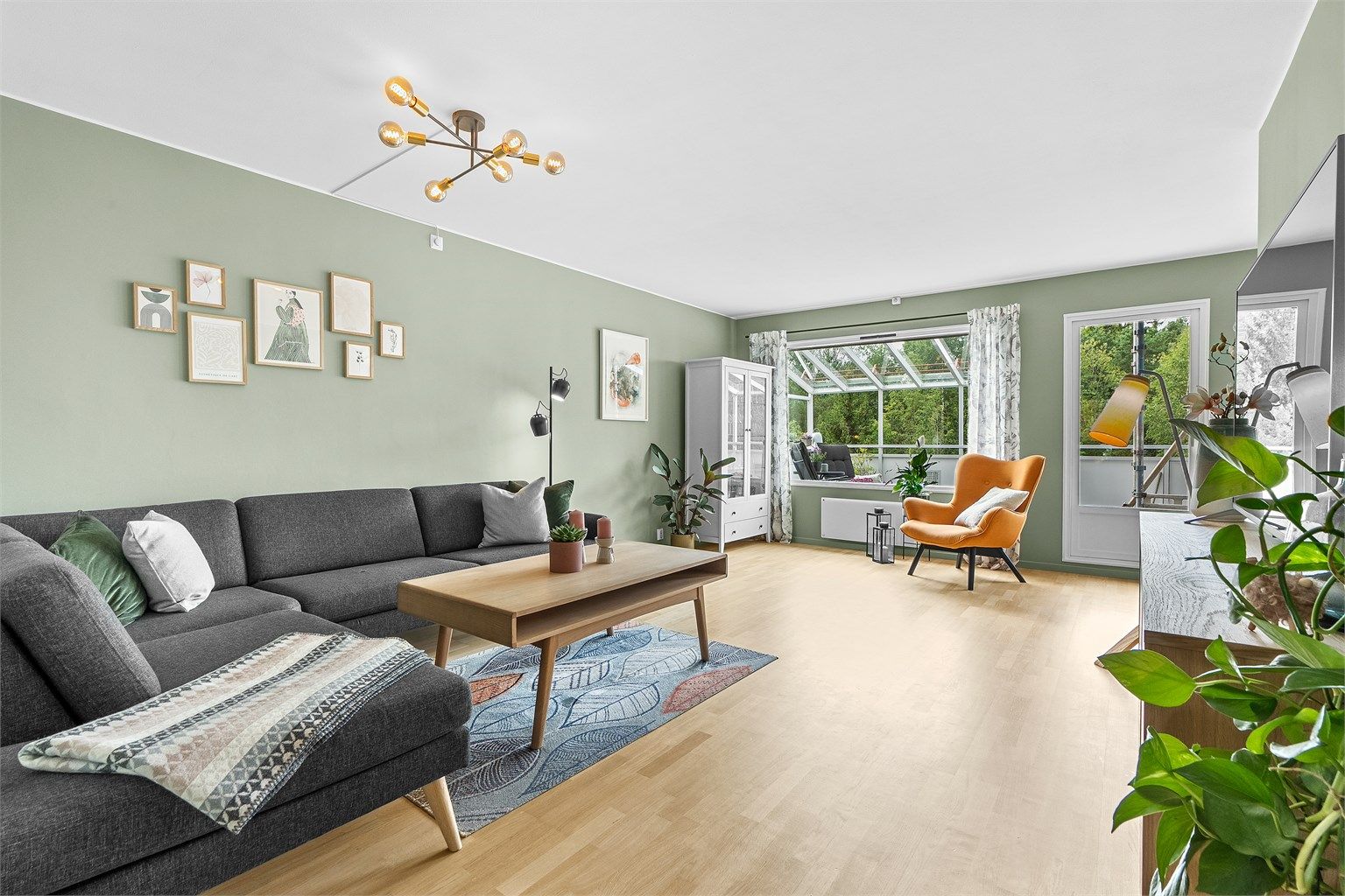 Velkommen til Flåtestadveien 12 og en pen og romslig 3-roms med stor terrasse på ca 21 kvm