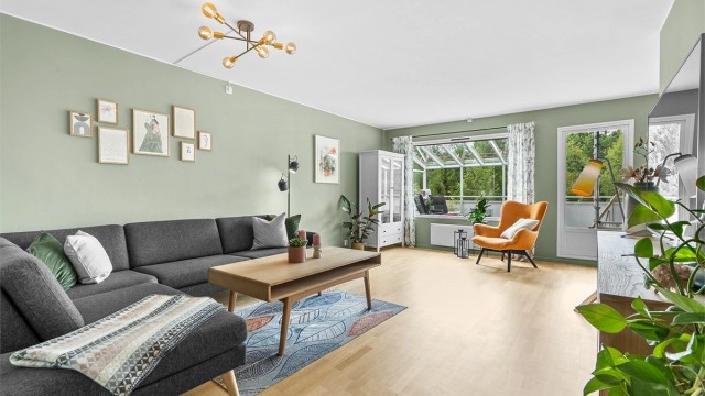 Velkommen til Flåtestadveien 12 og en pen og romslig 3-roms med stor terrasse på ca 21 kvm