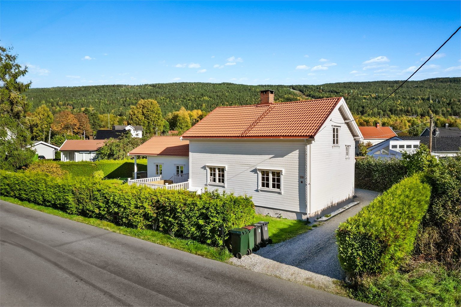 Godt med biloppstillingsplasser på egen gruset gårdsplass.