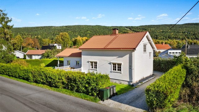 Godt med biloppstillingsplasser på egen gruset gårdsplass.
