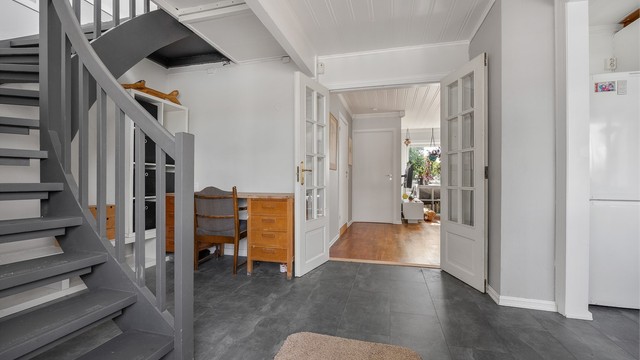 Entréen har plass til garderobeskap og diverse for oppheng og oppbevaring av yttertøy og trapp som leder opp til takterrassen