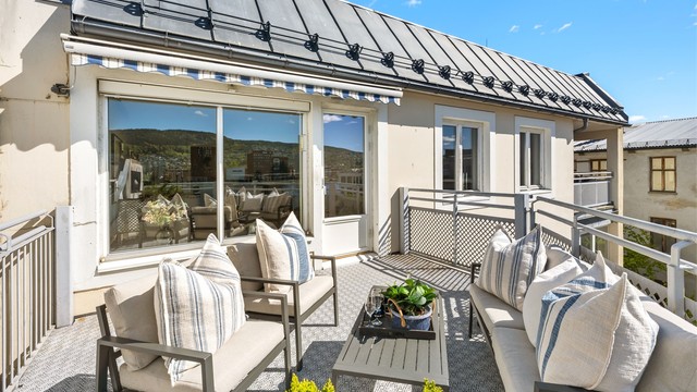 Den nye balkongdøren fra 2023 slipper rikelig med lys inn i stuen.