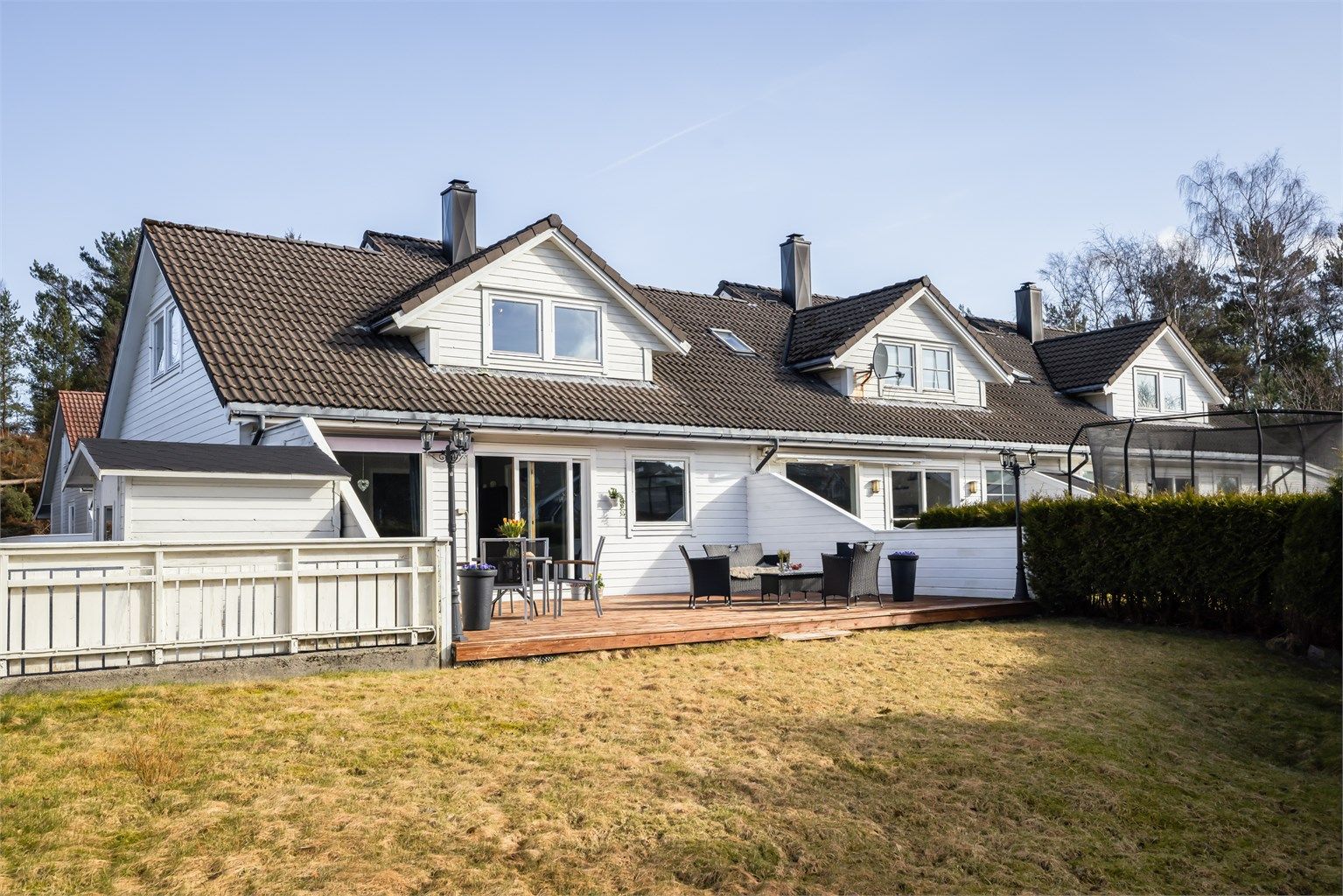 Boligen har en stor terrasse på 48 m² som blir en naturlig forlengelse av stuen.