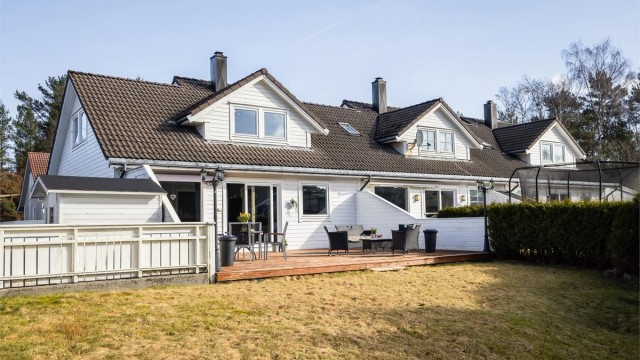 Boligen har en stor terrasse på 48 m² som blir en naturlig forlengelse av stuen.